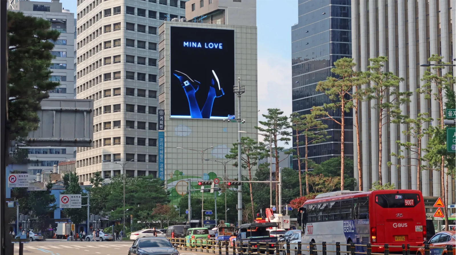 명동 경기빌딩 전광판 (서울 중구 남대문로10길 6) · 벽면 이용 광고(디지털)