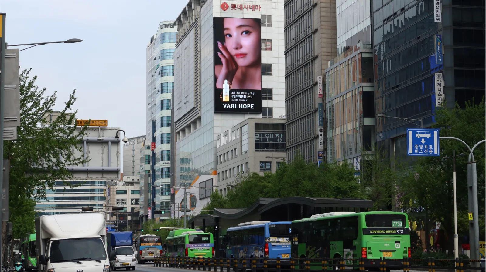 홍대입구역 스타피카소 전광판 (서울 마포구 양화로 176) · 벽면 이용 광고(디지털)
