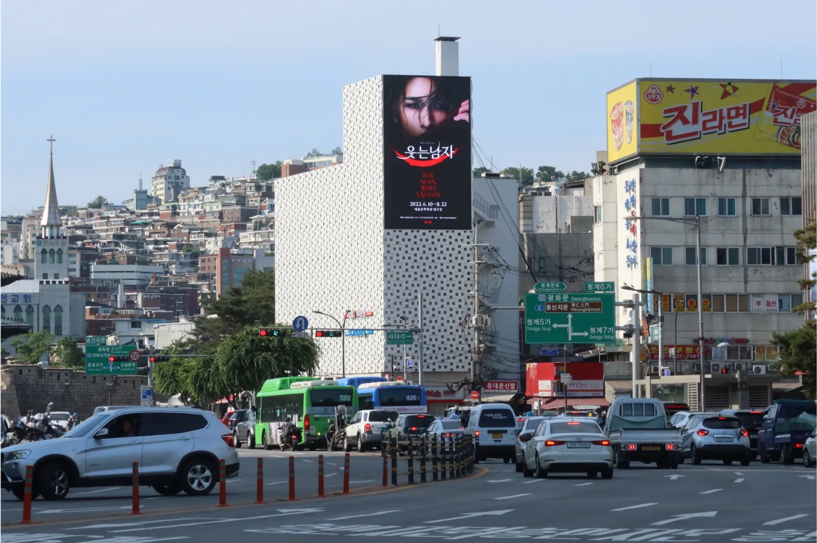 동대문 피아비스콤빌딩 전광판 (서울 종로구 율곡로 309) · 벽면 이용 광고(디지털)