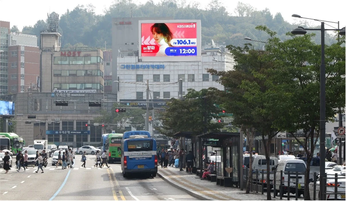 신촌역 퀸즈빌딩 전광판 (서울 마포구 신촌로 104) · 벽면 이용 광고(디지털)