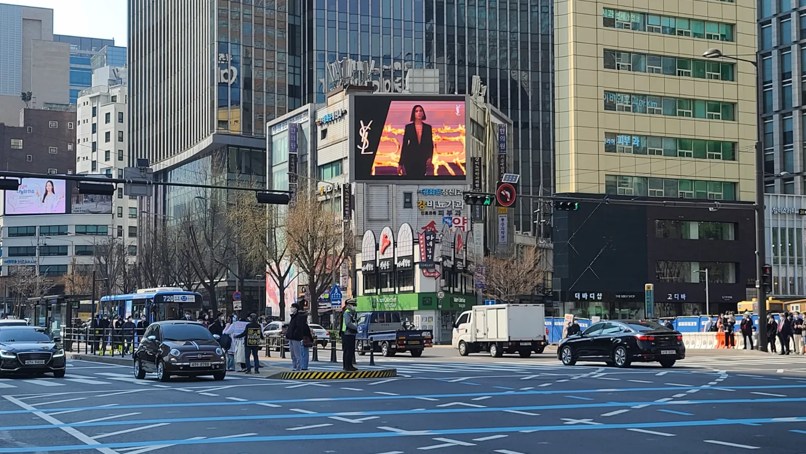 광화문역 다정빌딩 전광판 (서울 종로구 새문안로 103-1) · 벽면 이용 광고(디지털)